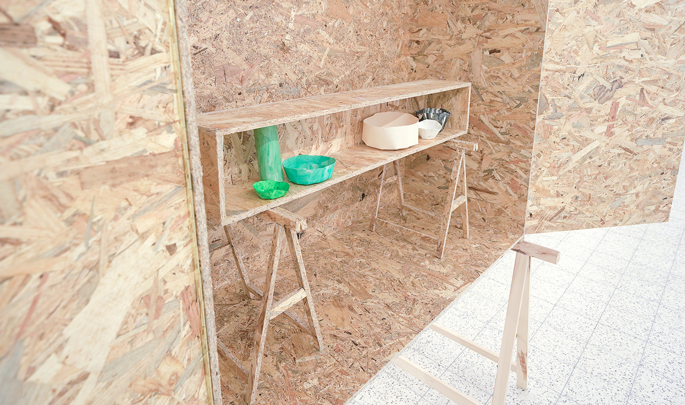 Giel Louws - Zonder Titel - OSB, schragen en multi-media installatie (detail)