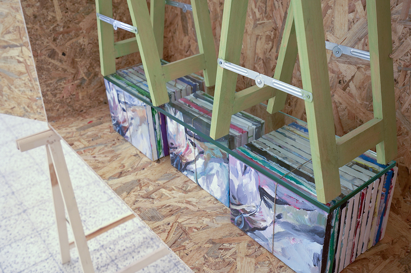 Giel Louws - Zonder Titel - OSB, schragen en multi-media installatie (detail)