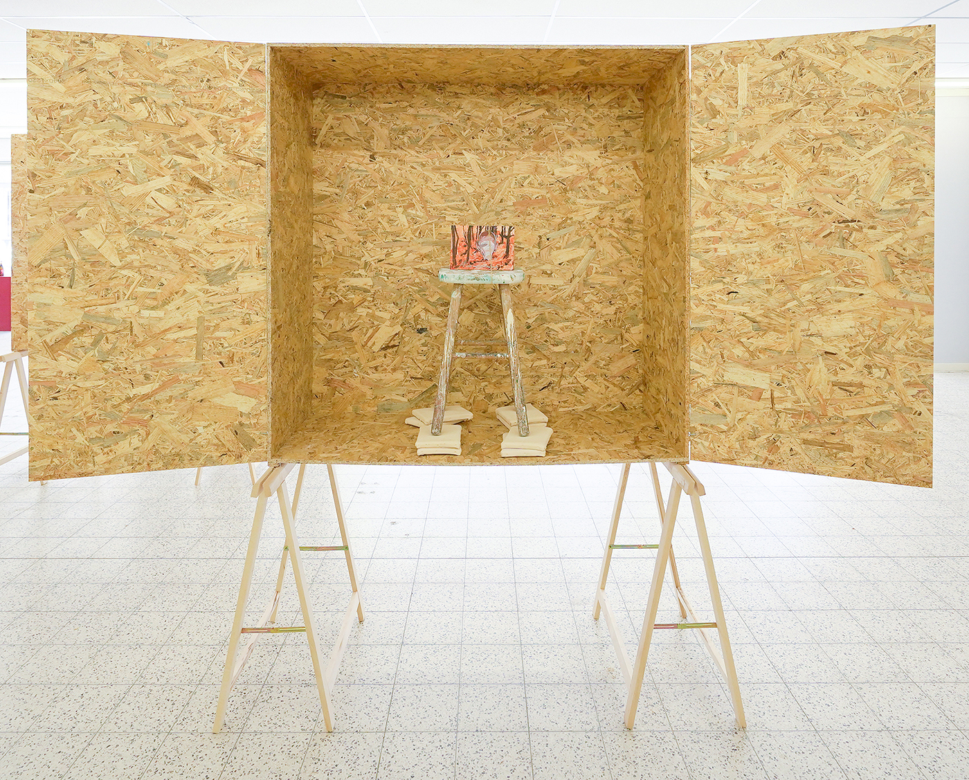 Giel Louws - Zonder Titel - OSB, schragen en multi-media installatie