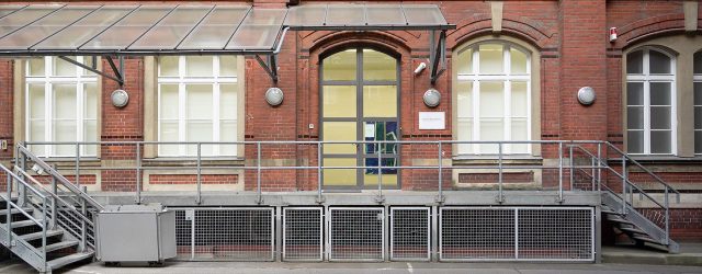 Een paar jaar geleden was het werk van Robert Holyhead (1974) te zien bij Parts Project. Daar toonde Holyhead vooral kleine schilderijen, handzame formaten waar veel op te zien was. [&hellip;]