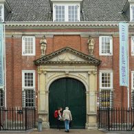 De catacomben van het toch al donkere Stedelijk Museum in Breda zijn voor de gelegenheid van de tentoonstelling van Pieter Laurens Mol (1946) nog meer duister. De eerste delen van [&hellip;]