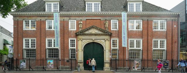 De catacomben van het toch al donkere Stedelijk Museum in Breda zijn voor de gelegenheid van de tentoonstelling van Pieter Laurens Mol (1946) nog meer duister. De eerste delen van [&hellip;]