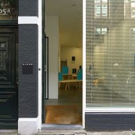 Het werk van Martina Klein (1962) is relatief eenvoudig gemaakt. Het grijsgroene, babyblauw of rode doeken die op een houten onderstel geplaatst zijn. Hierdoor ontstaat er een buiging in het [&hellip;]