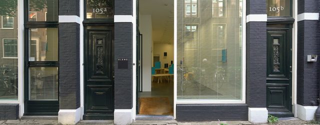 Het werk van Martina Klein (1962) is relatief eenvoudig gemaakt. Het grijsgroene, babyblauw of rode doeken die op een houten onderstel geplaatst zijn. Hierdoor ontstaat er een buiging in het [&hellip;]