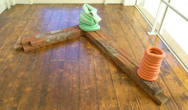 Anni Mertens - Cocoon Lagoon & A Gentle Squeeze - 35cm hoogte, Keramiek op bakstenen