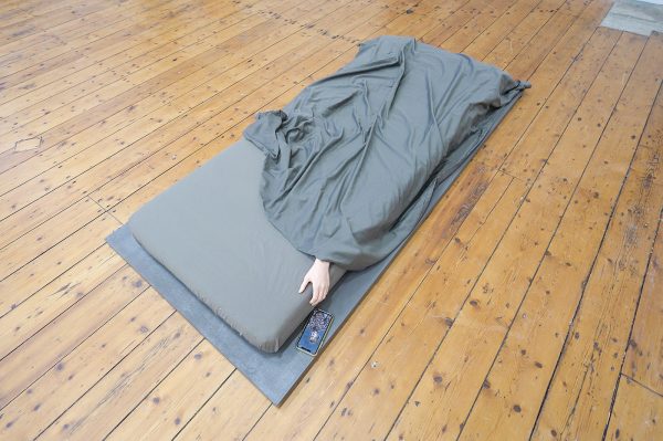 Diana Gheorghiu - Untired - 210x90cm Video, iPhone 5, siliconen hand, hout, matras en lakens