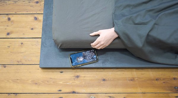 Diana Gheorghiu - Untired - 210x90cm Video, iPhone 5, siliconen hand, hout, matras en lakens (detail)