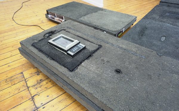 Emiel Zeno - Friend's Thoughts - 830x460cm, Asfalt, piepschuim, tv-scherm, magnetron, geprint papier (foto's van Twan Lowental, Dina Mimi, Tash Reddy, Tild Green en Zha Bao Yang)