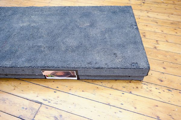 Emiel Zeno - Friend's Thoughts - 830x460cm, Asfalt, piepschuim, tv-scherm, magnetron, geprint papier (foto's van Twan Lowental, Dina Mimi, Tash Reddy, Tild Green en Zha Bao Yang) (detail)