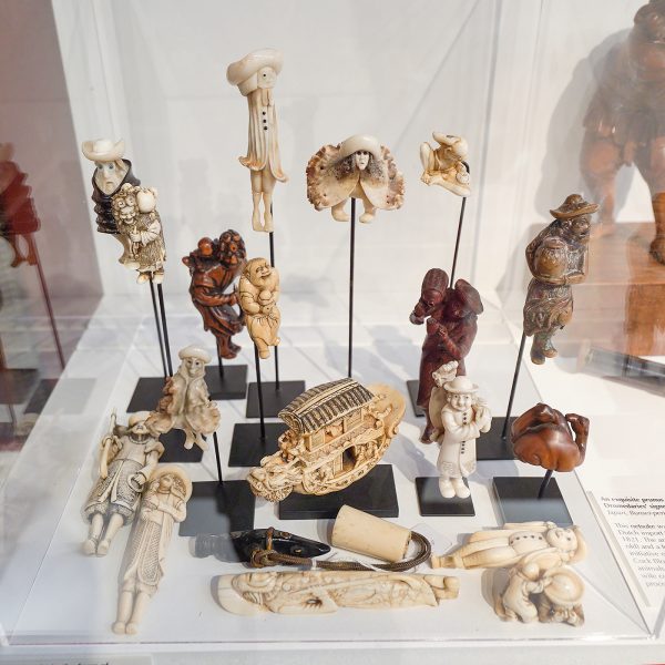 Zebregs&Roell - Japanse Netsuke in de voem van Nederlanders, Edo of Meiji periode, 1800-1900, Ivoor