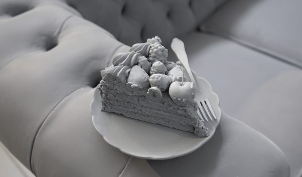 Hans Op de Beeck - Cake - 132x90x95cm, Polyester, staal, polyurethane, polyamide, zijde en coating
