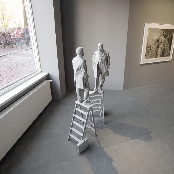Hans Op de Beeck - The Conversation - 81x83x149cm, Polyester, hout en coating