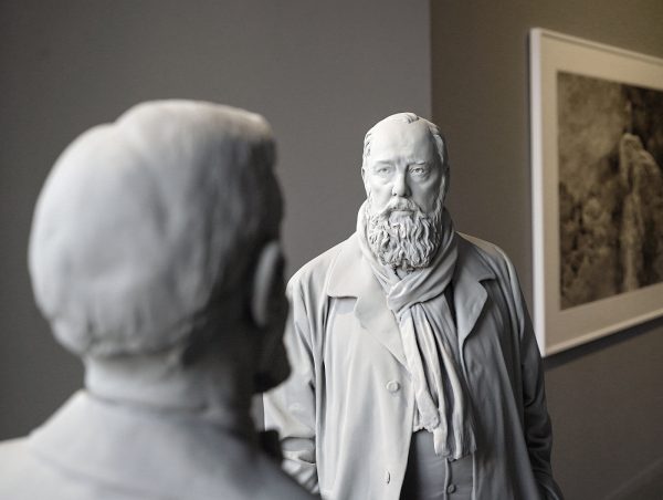 Hans Op de Beeck - The Conversation - 81x83x149cm, Polyester, hout en coating (detail)