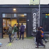 The New Current is een alternatieve kunstbeurs met jonge kunstenaars. Hier geen brave groepjes van schilderijen die aan strakke witte wanden hangen, maar harde robotica, intense filmprojecties en het bijbehorende [&hellip;]