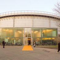 Als de kunstbeurs “Kunst op papier” heet, dan verwacht je veel houtskool, krijt en potlood op papier, netjes ingelijst aan de muur. Maar werk op papier is een rekbaar fenomeen. [&hellip;]