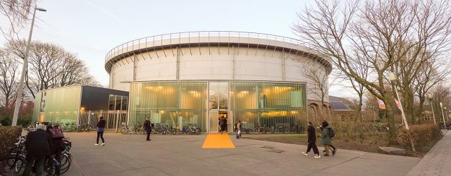 Als de kunstbeurs “Kunst op papier” heet, dan verwacht je veel houtskool, krijt en potlood op papier, netjes ingelijst aan de muur. Maar werk op papier is een rekbaar fenomeen. [&hellip;]