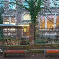 Tentoonstellingen zijn meer dan een verzameling verschillende kunstwerken. De som is dan meer dan de losse delen. Er worden dwarsverbanden gelegd en werken tonen zichzelf in het licht van andere [&hellip;]