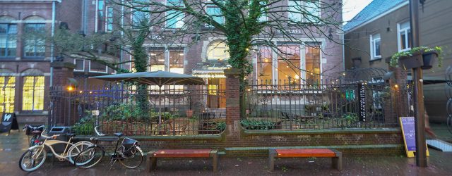 Tentoonstellingen zijn meer dan een verzameling verschillende kunstwerken. De som is dan meer dan de losse delen. Er worden dwarsverbanden gelegd en werken tonen zichzelf in het licht van andere [&hellip;]