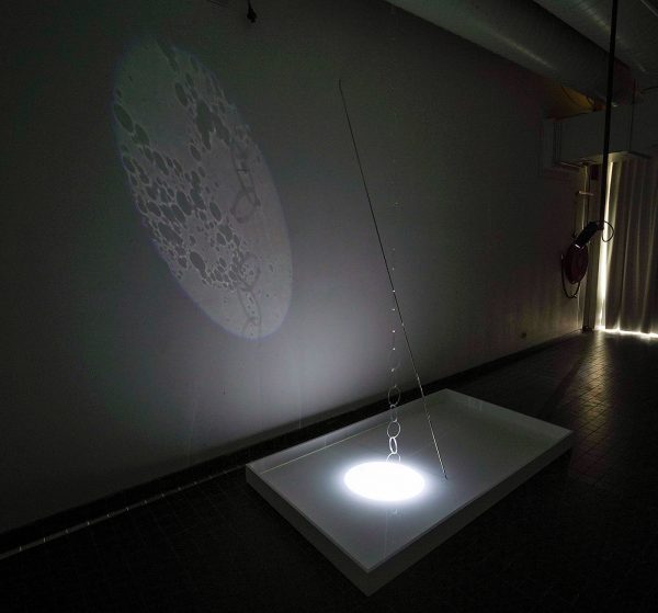 Jiajia Qi - You Are Each Solitary Moment - Spotlicht, aluminium, acrylaat, glas en hars