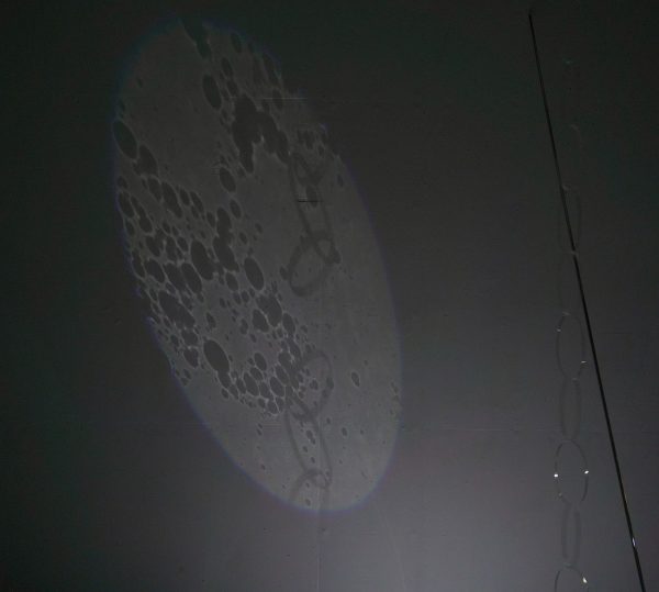 Jiajia Qi - You Are Each Solitary Moment - Spotlicht, aluminium, acrylaat, glas en hars (detail)