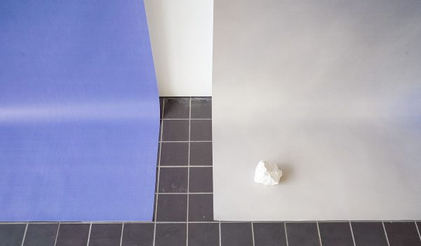 Katherina Heil - Blue Sky Thinking - 400x150cm C-prints op PVC en 3D-print steen van ongeveer 10cm & The Huge Amount of Matter Between Me And The Distant Light Source & Collecting Anomalies - 164x123cm, Pastel, inkt en grafiet op papier (detail)