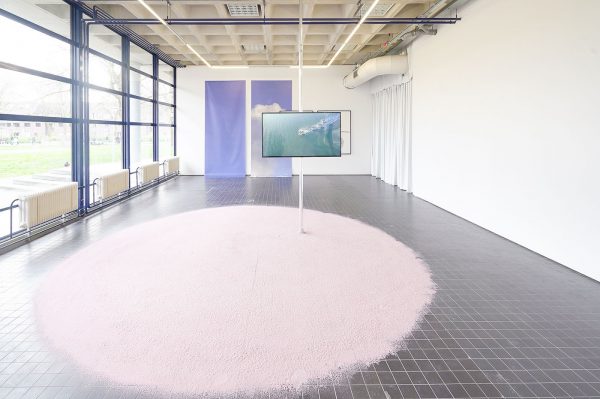 Katherina Heil - Placebo - 400cm, Zand, pigment, aluminium paal, gevonden video. 2HD schermen