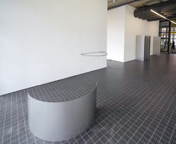 Meta Drcar - Frame Series, work no 13 - Gebogen roestvrijstalen plaat en cirkelvormig frame elk 127cm doorsnede