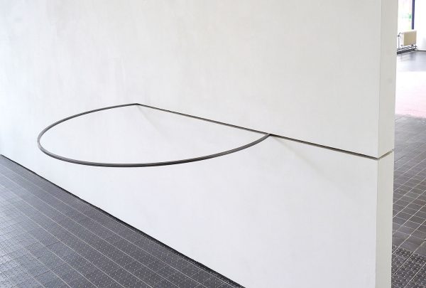 Meta Drcar - Frame Series, work no 13 - Gebogen roestvrijstalen plaat en cirkelvormig frame elk 127cm doorsnede