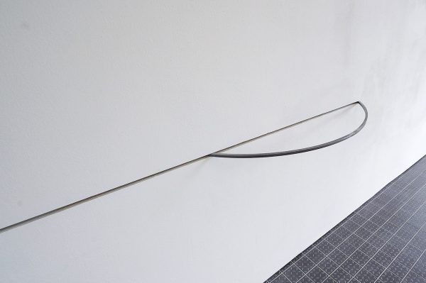 Meta Drcar - Frame Series, work no 13 - Gebogen roestvrijstalen plaat en cirkelvormig frame elk 127cm doorsnede (detail)