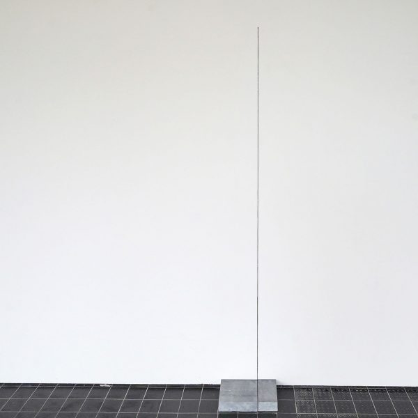 Meta Drcar - Frame Series, work no 14 - 30x5x20cm, Areniet steen en snede in de muur, 200x0,2cm