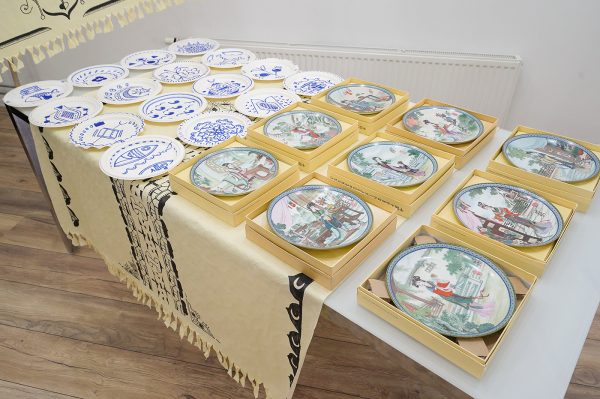 Niels Broszat - Borden - Ontwerp getekend op papieren borden