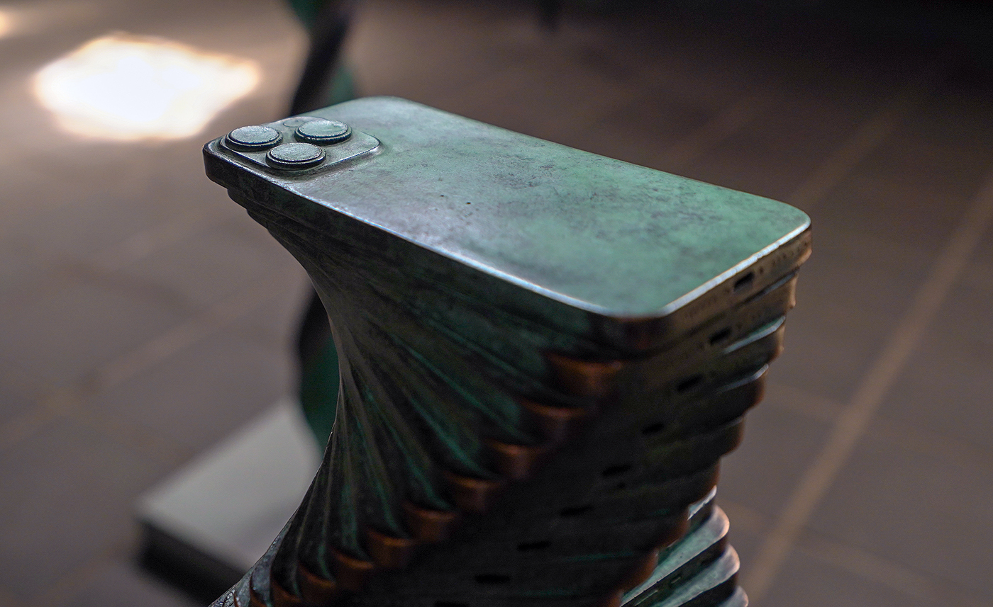 Alicja Kwade - Principium 2021 & 2022 - 185x16x16cm, Gepatineerd brons, Brenna (detail)