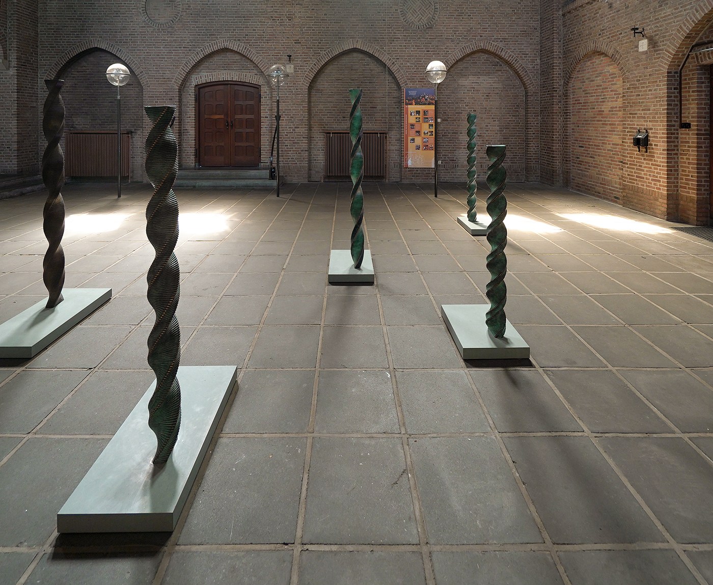 Alicja Kwade - Principium 2021 & 2022 - 185x16x16cm, Gepatineerd brons, Brenna