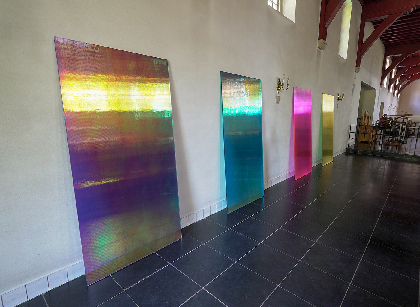 Ann Veronica Janssens - Gaufrettes Suite - 200x100x1,4cm, Dichroisch gelaagd glas, floatglas en gelatinefilters