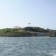 De eerste editie van Art Island vorig jaar moest het vooral hebben van de bijzondere locatie. De presentaties waren tamelijk voorspelbaar. Het voormalige fort dat ooit is aangelegd om Nederland [&hellip;]