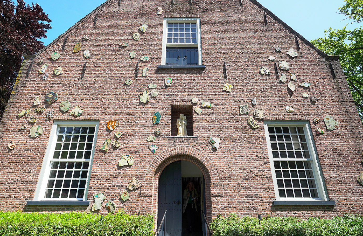 Delphine Courtillot - 110 keramiek geglazuurde reliefs