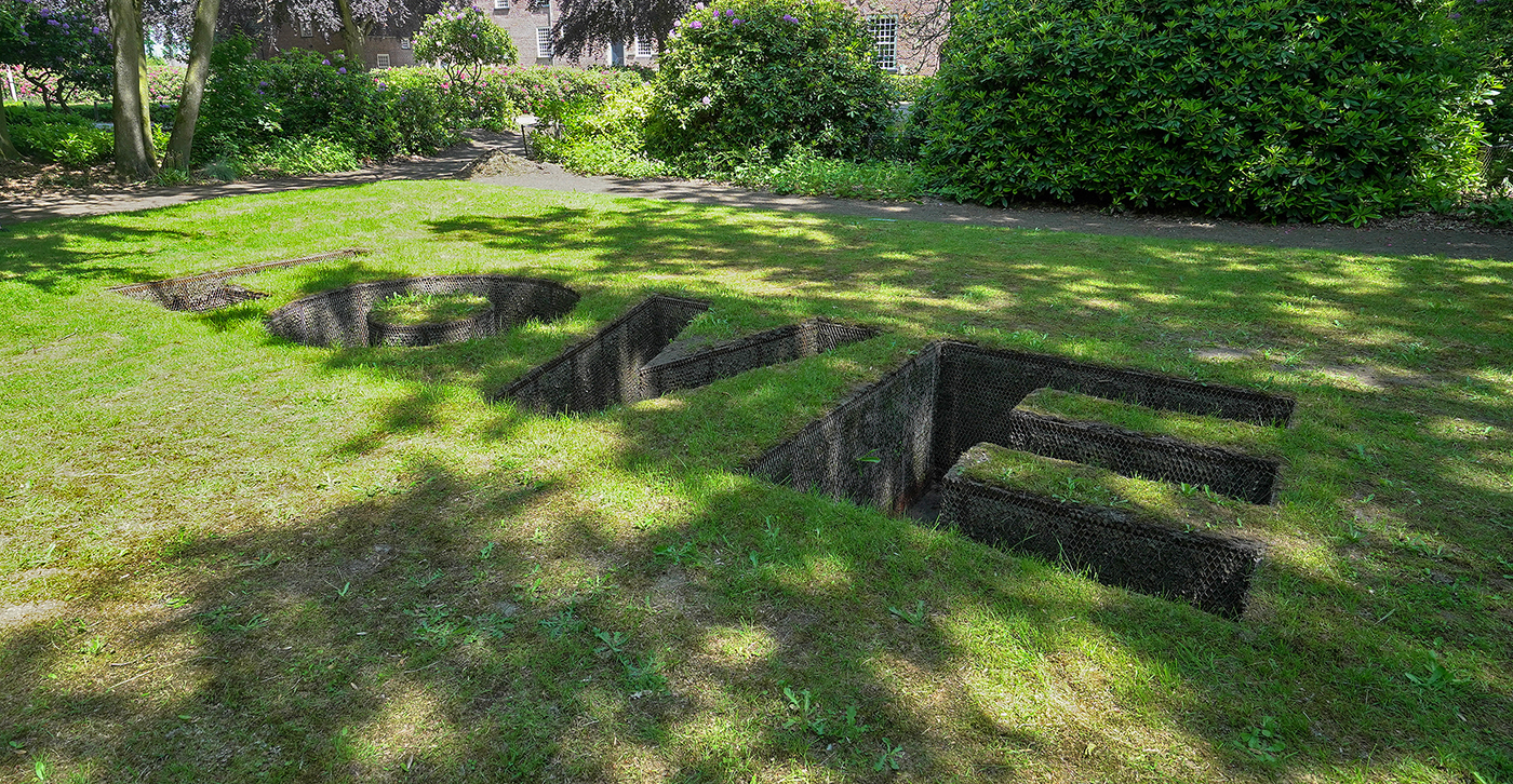 Ghada Amer - Love Grave - Uitgegraven aarde en strekmetaal
