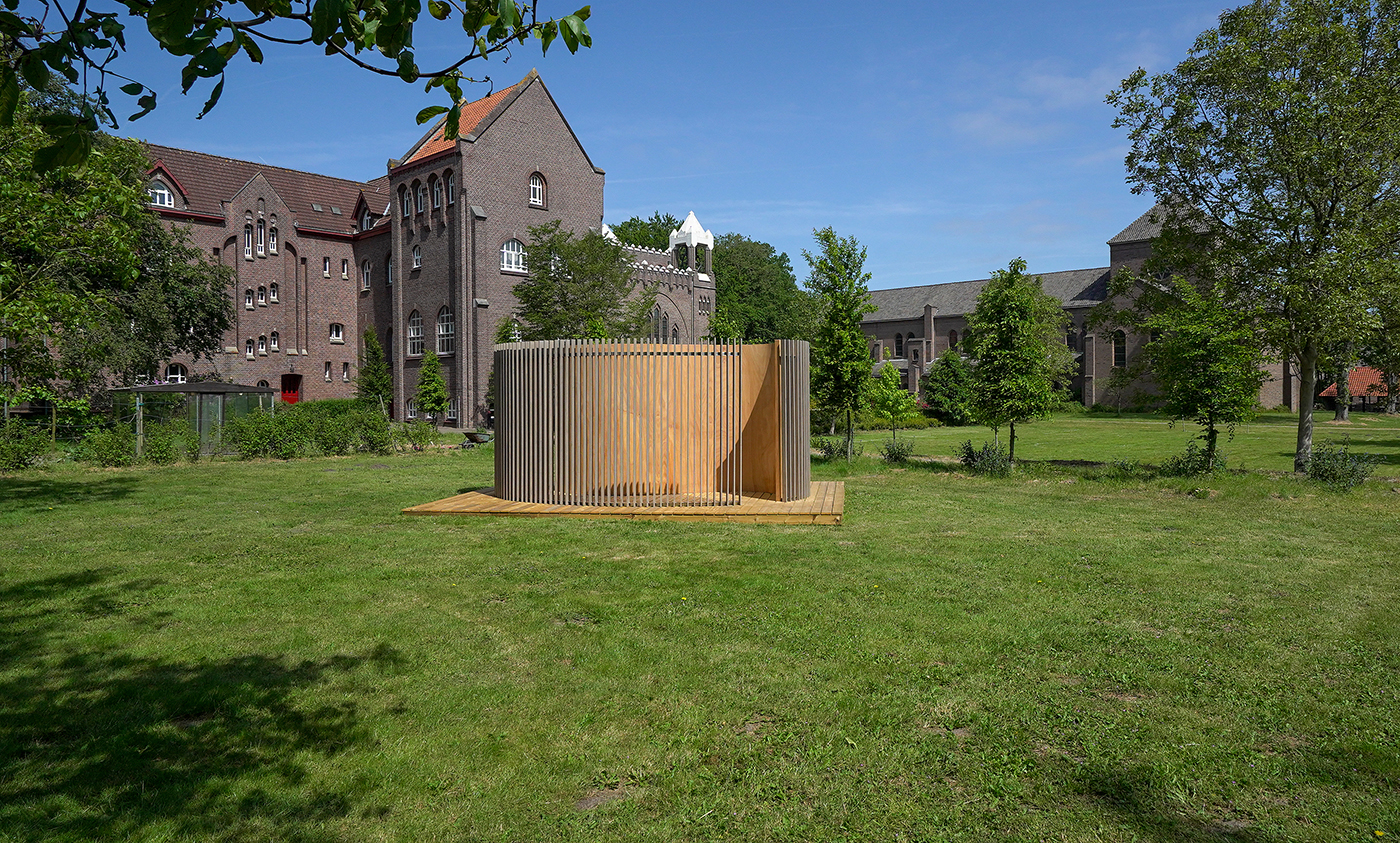 Ine Vermee - Lichtkapel - 530x340x250cm, Frake Noir, RVS en Okoume