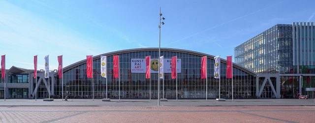 De KunstRAI is niet de meest spannende hedendaagse kunstbeurs die er is. Hoewel de editie van 2023 aanzienlijk minder saai is dan die van het jaar ervoor zijn het weer [&hellip;]