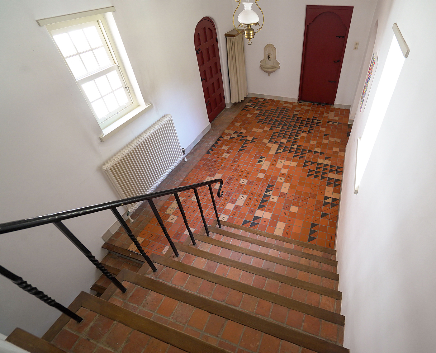 Lisette de Greeuw - Notation Language_04_03 2023 - 275x390cm, Klei, terra sigilata en glazuur