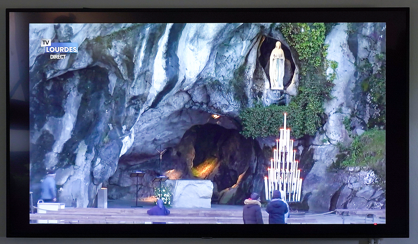 Paulien Oltheten - Lourdes TV - 24uur loop, twee beeldschermen en logboek