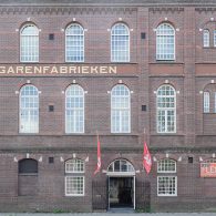 De ruimte van Willem Twee is geen eenvoudige om een tentoonstelling in te richten. Hoewel het een grote ruimte betreft is deze bezaaid met licht groene palen en daarnaast ook [&hellip;]