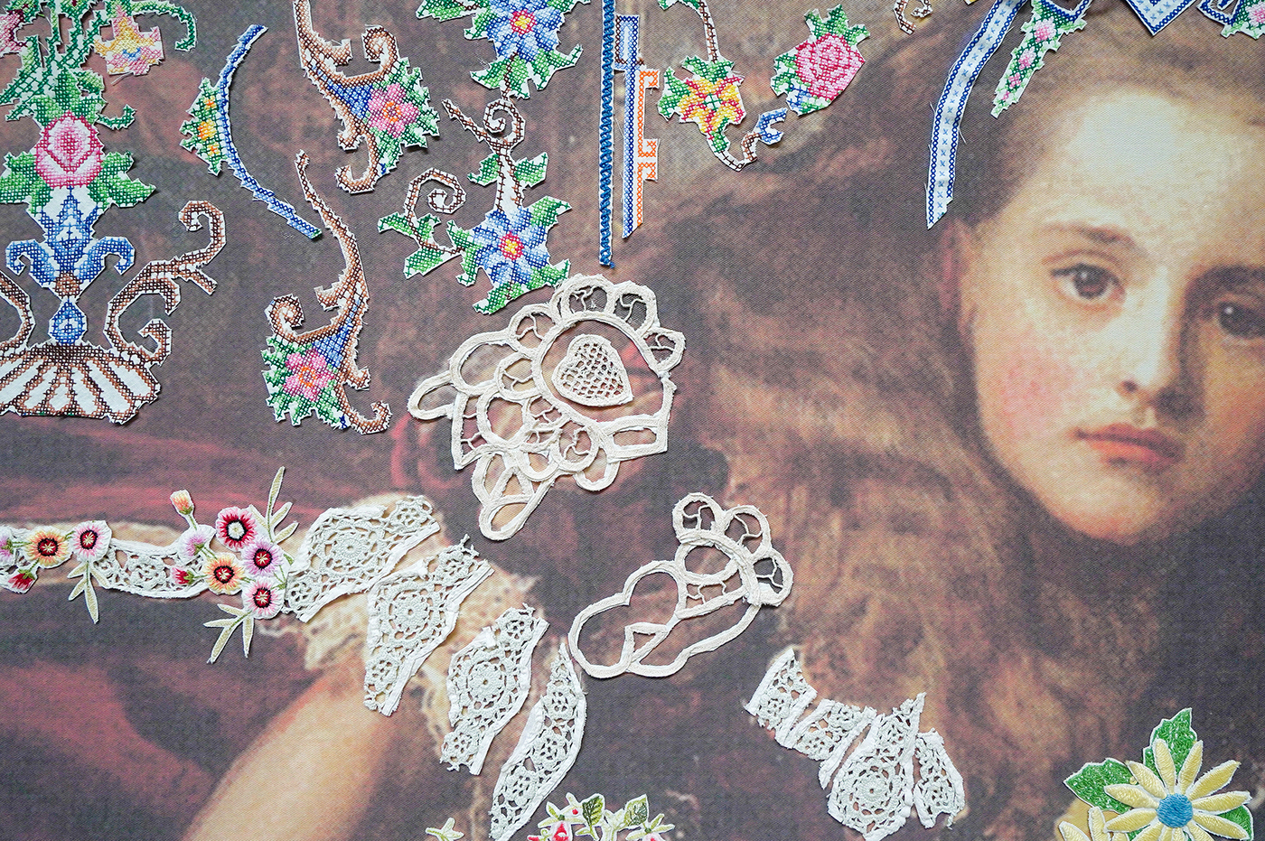 Barbara Broekman - On Victorian and Oriental Woman nr 9 Millais - 130x260cm, Collage, geprinte denim en uitgeknipt borduurwerk (detail)