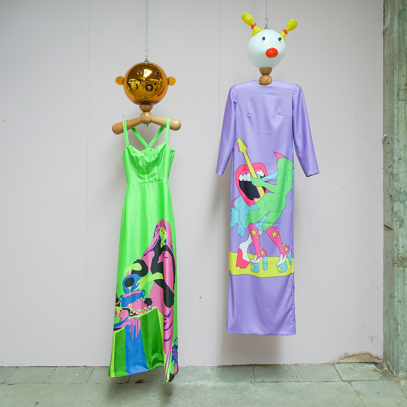 Hans van Bentum - Hanger Heads - Geblazen glas en hout