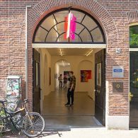 Het werk van Natalie Westbrook (1980) knalt je netvlies in. Felle en bonte kleurcombinaties met zowel vlotte penseelstreken als spuitbus levert psychedelische beelden op. Tel daarbij de verdubbeling van de [&hellip;]