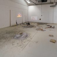 Er zijn een paar kunstacademies waar je bij de eindexamententoonstelling gegarandeerd werk krijgt te zien waar je de vinger niet helemaal achter kunt krijgen. Werk dat vanzelfsprekend oogt, alles is [&hellip;]