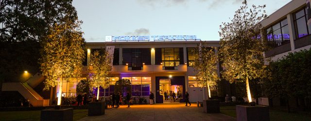 Het is weer een aantal jaar geleden dat ik deze beurs voor hedendaagse kunst bezocht. Terugkijkend naar eerdere edities valt me op hoeveel gerenommeerde galeries, vooral uit het Haagse circuit, [&hellip;]