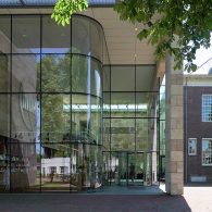 Al dan wel of niet schaars geklede vrouwelijke modellen in een decadent aangekleed klassiek interieur. Deze beelden dragen macht uit, de ultieme bevestiging van het patriciaat. De schilderijen van Jan [&hellip;]