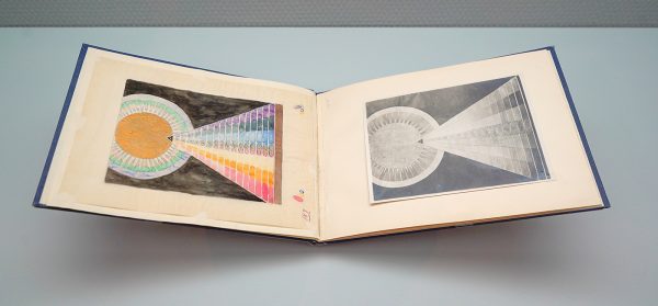 Hilma af Klint - Blauw boek 10 Altaarstukken - Foto's, potlood en waterverf op papier, 1915