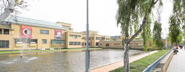 In het einde van de 19e en begin van de 20e eeuw buitelen de revoluties over elkaar heen. Door uitvindingen zoals de de gloeilamp (1879), telefoon (1876), de bioscoopfilm (1895), [&hellip;]